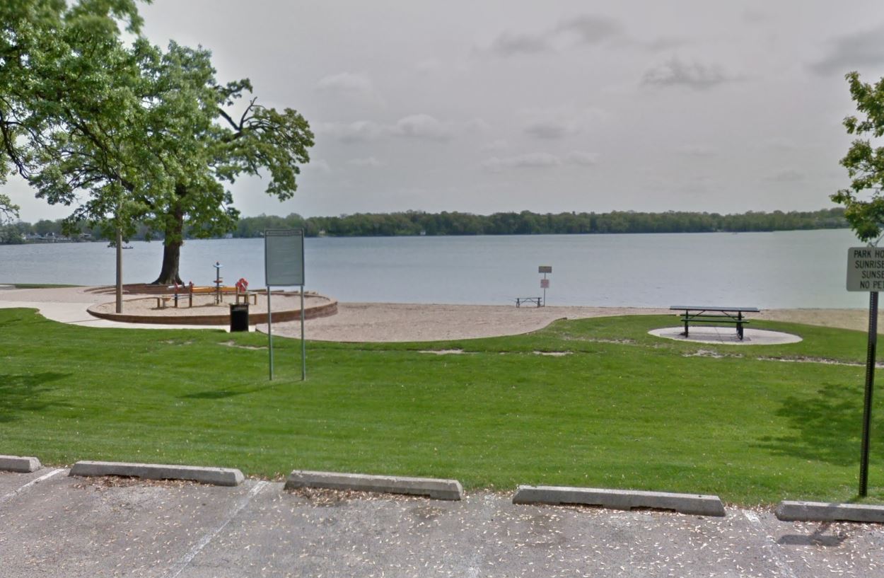 Man dies after being rescued from Round Lake near Round Lake Beach