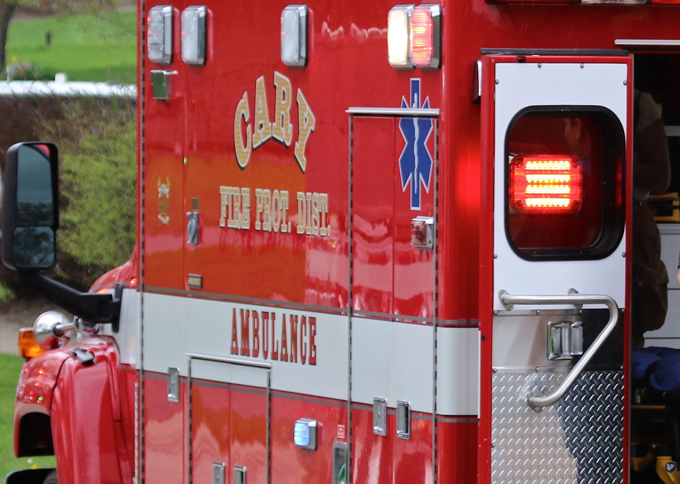 20-year-old woman flown to hospital with serious injuries after accident with tree in Cary