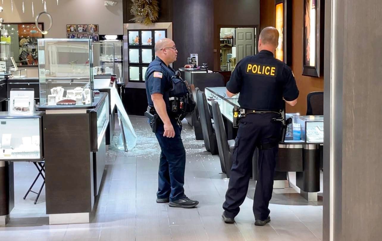 Two security officers assaulted in Green Hills mall robbery